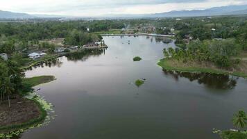 aérien vue de périntis lac, gorontalo-indonesie video