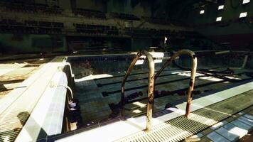 ein verlassen Schwimmen Schwimmbad im ein alt Gebäude video