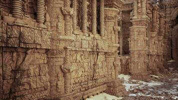 ein aufwendig geschnitzt Stein Mauer im ein Tempel geschmückt mit Zier Designs video