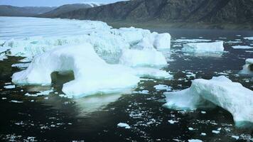 icebergs flotante en agua video