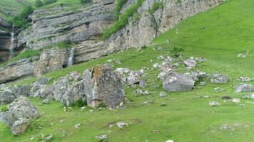 lindo panorama com montanhas e pedras video