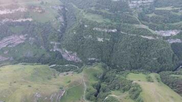 aéreo ver de el montaña en el Mañana video