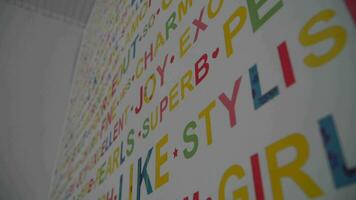 colorida palavra em parede dentro uma quarto video