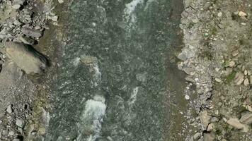 Berg Fluss im das Berge video