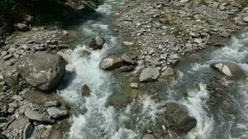 río en el montaña, naturaleza antecedentes video