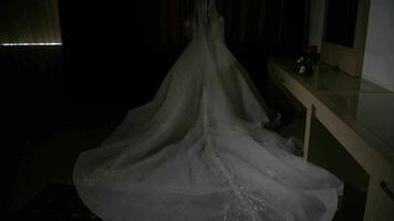 bellissimo sposa con nozze vestito video