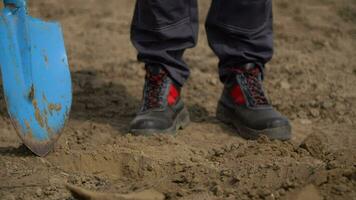 Mens werken in een tuin met Schep video