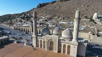 antenne visie van de heilig moskee in de oud stad- van de stad van de hoofdstad van de noorden van Baku video