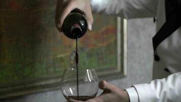 maschio sommelier scrosciante vino nel bicchiere di vino video