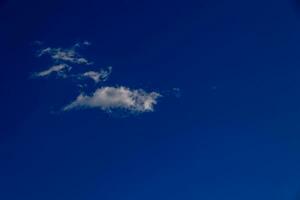 azul cielo antecedentes con blanco nube foto