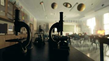 dos microscopios sentado en parte superior de un mesa en un habitación video