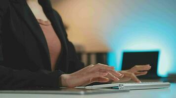 Jeune femme travail dans appel centre, entouré par collègues video