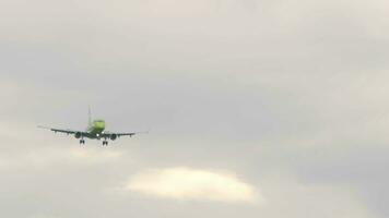 tiro di passeggeri aereo si avvicina approdo. aereo di linea nel il cielo. turismo e viaggio concetto video