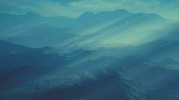 mozzafiato aereo Visualizza di maestoso montagna picchi video