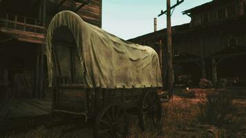 un antique couvert wagon dans de face de une historique bâtiment video