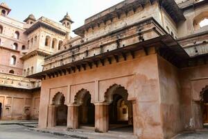 hermosa ver de orchha palacio fuerte, raja mahal y chaturhuj templo desde jahangir mahal, orcha, madhya pradesh, jahangir mahal orchha fuerte en orcha, madhya pradesh, indio arqueológico sitios foto