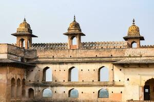 hermosa ver de orchha palacio fuerte, raja mahal y chaturhuj templo desde jahangir mahal, orcha, madhya pradesh, jahangir mahal orchha fuerte en orcha, madhya pradesh, indio arqueológico sitios foto