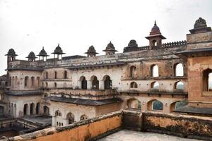 hermosa ver de orchha palacio fuerte, raja mahal y chaturhuj templo desde jahangir mahal, orcha, madhya pradesh, jahangir mahal orchha fuerte en orcha, madhya pradesh, indio arqueológico sitios foto