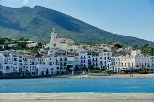 un pueblo lleno de blanco edificios en el agua foto