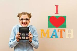 retrato de nerd estudiante quien ama matemáticas. foto