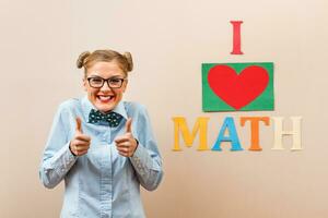 nerd niña demostración pulgares arriba para matemáticas foto