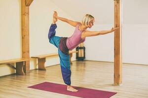 mujer haciendo yoga foto