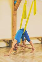 mujer haciendo aéreo yoga en el aptitud estudio foto