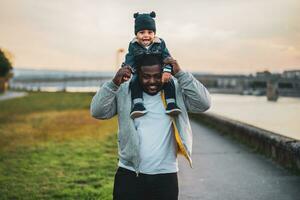 contento padre y su hijo disfrutar gasto hora juntos al aire libre foto