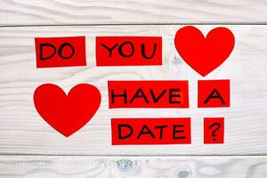 pregunta hacer usted tener un fecha y corazón formas en de madera mesa foto