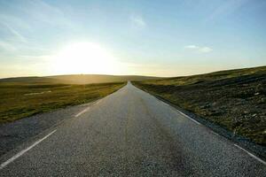 un largo vacío la carretera en el medio de en ningún lugar foto