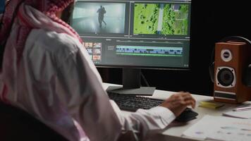 Arabo direttore della fotografia la modifica nuovo progetto, la creazione di film montaggio, Lavorando con metraggio e suono. uomo utilizzando inviare produzione Software per processi film su computer stazione di lavoro video