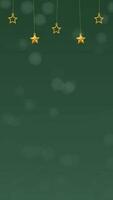foncé vert Noël verticale vidéo animation Contexte décoré avec pendaison or étoiles et défocalisé flocons de neige video