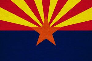 bandera de estado de Arizona en un texturizado antecedentes. concepto collage. foto