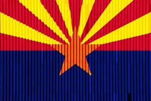 bandera de estado de Arizona en un texturizado antecedentes. concepto collage. foto