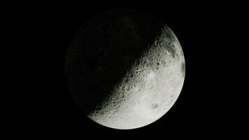 vislumbrar de el iluminado por el sol parte de el Luna desde exterior espacio video