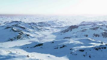 ein schneebedeckt Berg Angebot gegen ein schön Himmel Hintergrund video