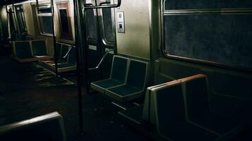 un vide train voiture dans le métro souterrain video