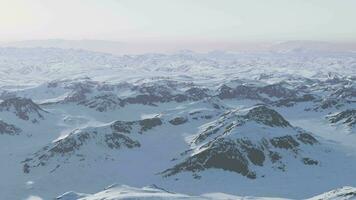 uma coberto de neve montanha alcance com majestoso picos dentro a fundo video