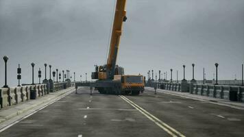 gros auto grue sur le pont en dessous de contraction video