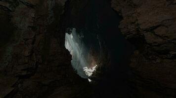 ein Höhle mit ein atemberaubend Strahl von Licht leuchtenden durch ein groß Loch im das Decke video