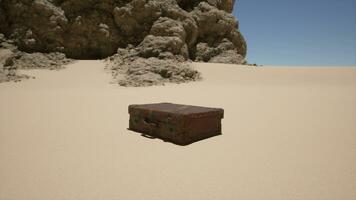 un' pezzo di bagaglio seduta nel il mezzo di un' deserto video