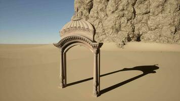 een steen structuur in de midden- van een woestijn video