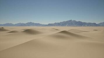 een woestijn landschap met bergen in de afstand video