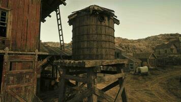 un antiguo de madera edificio con un encantador agua torre junto a eso video