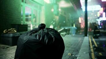 ein schwarz Müll Tasche Sitzung auf das Seite von ein Straße video