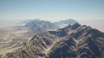 un ver de un montaña rango desde un avión video