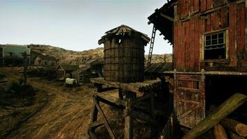 a abandonado de madeira construção dentro uma rural panorama video