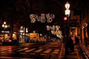 Navidad decoraciones a noche en alicante ciudad foto