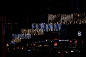 Navidad decoraciones a noche en alicante ciudad foto