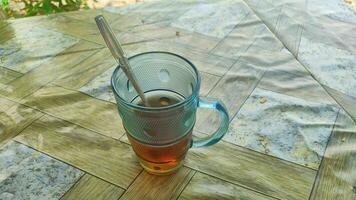 un taza de té en el puesto mesa foto